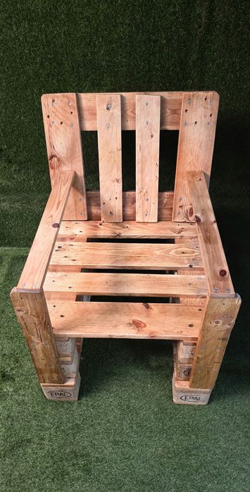 Vendo Cadeirão de Paletes