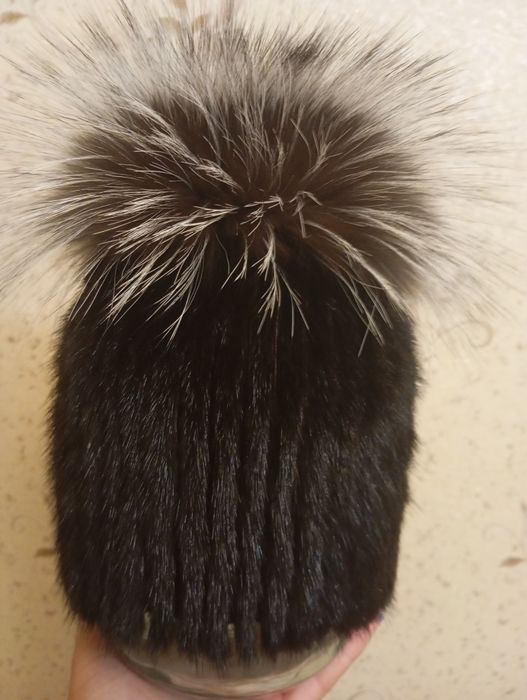 Продам дві зимові шапки.