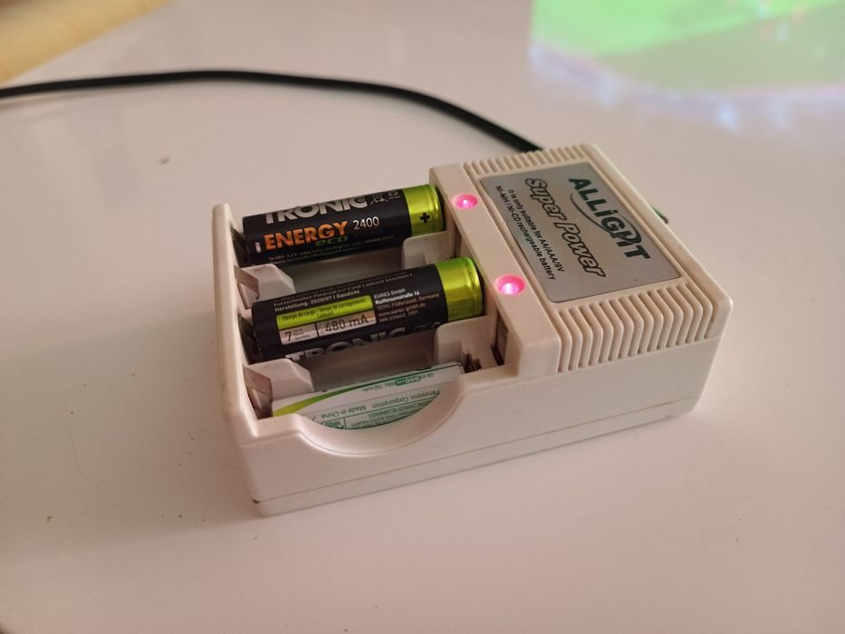 Carregador de pilhas AA , AAA e 9 v