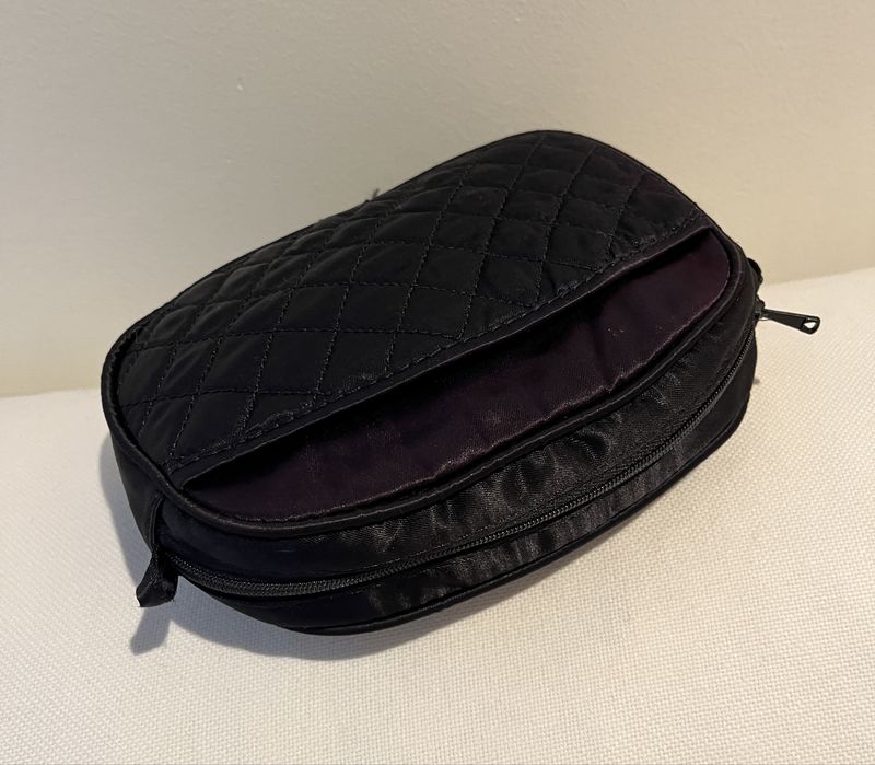 Estojo preto acolchoado