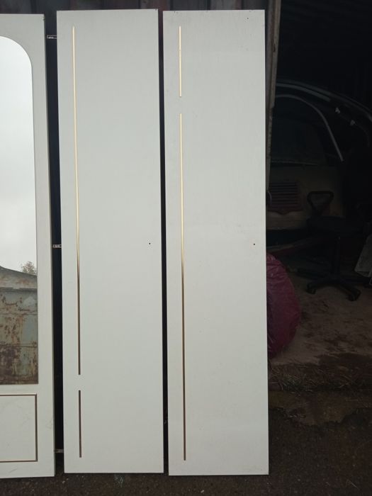 Продам чотири дверки до шафи білого кольору.
