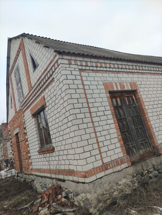 Хата з білого кірпіч блочка