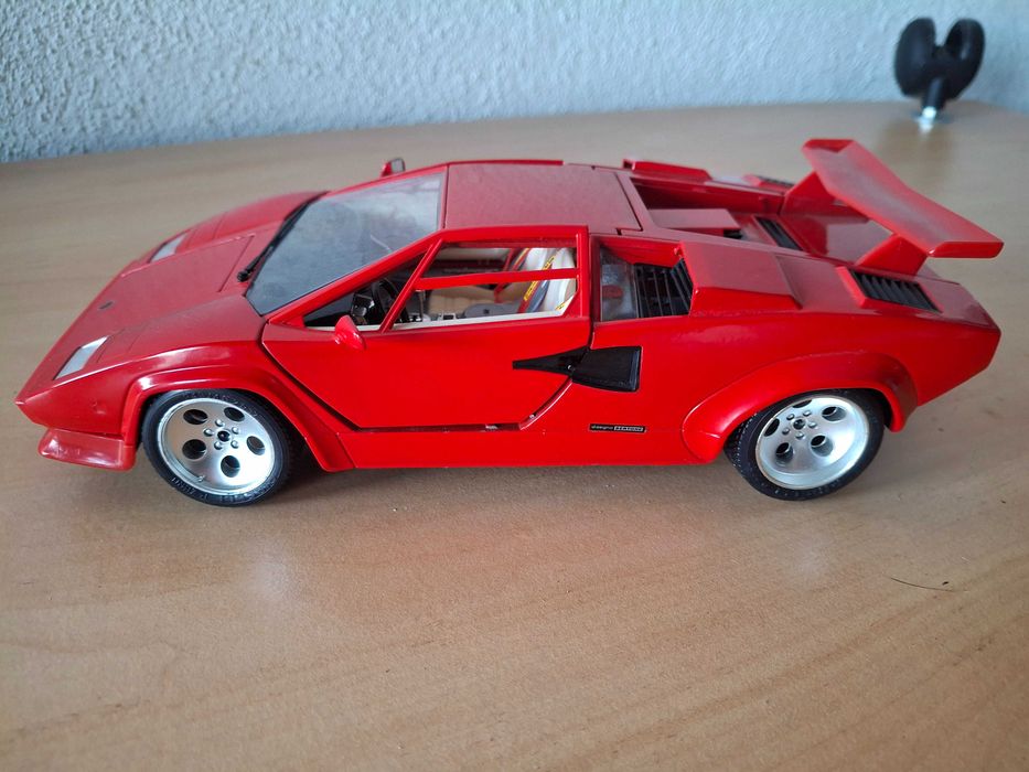 Lamborghini Countach (1988) da Bburago na escala 1:18