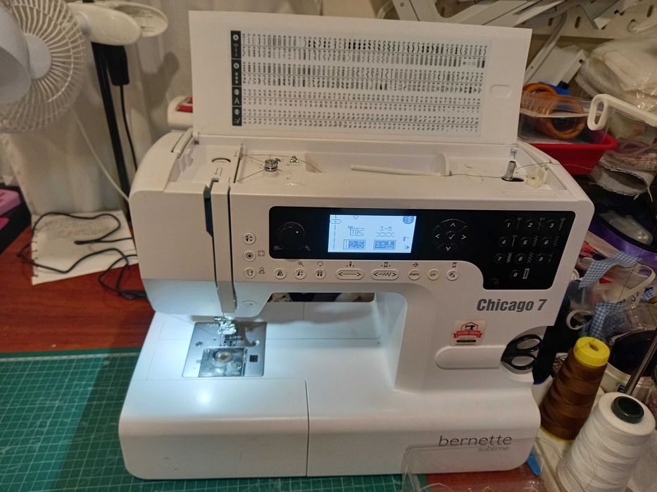 Máquina de costura e bordado Bernina Bernette Chicago 7