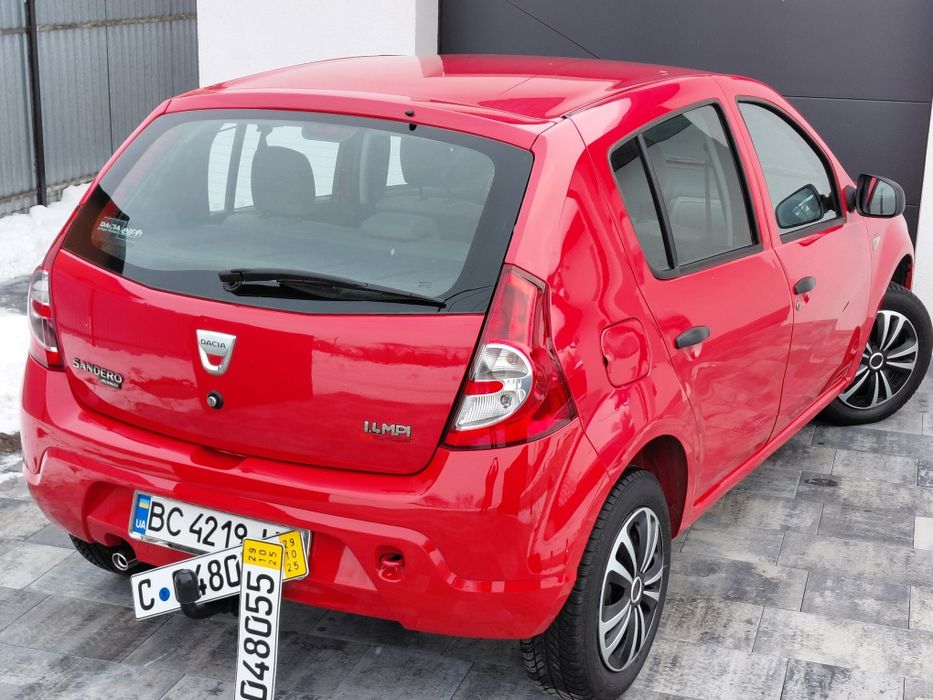 Продаєця Dacia Sandero 1.4 бензин 2009 рік