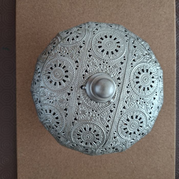 Pote em metal rendilhado - porta joias