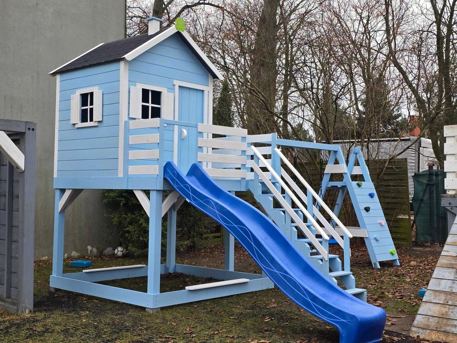 Plac zabaw Domek na powiększonym podeście z huśtawkami i ścianką wsp.