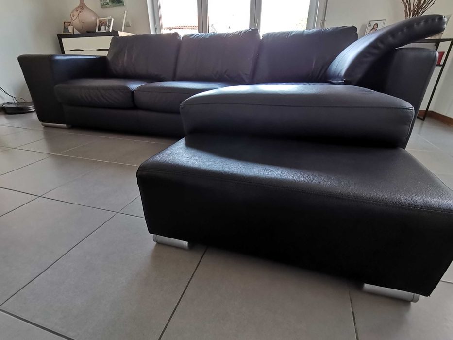Sofá de pele sintética usado, mas está como novo.