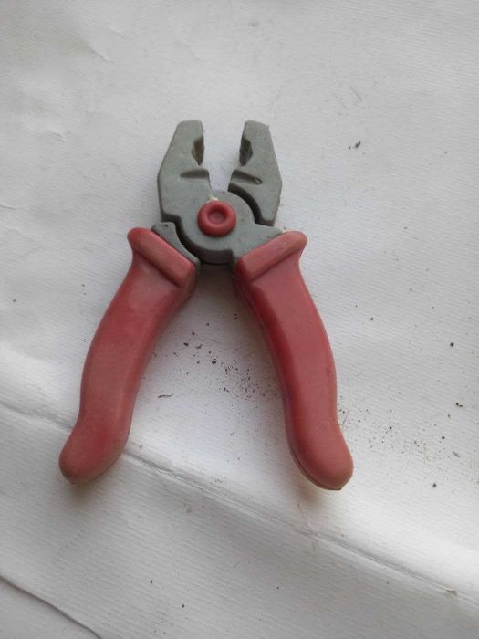 Brinquedos com forma de ferramentas: alicate e chave de fendas