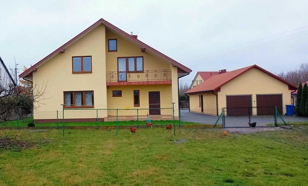 Dom dwurodzinny z garażami i dużą działką