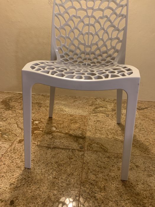 Cadeiras em plástico branco