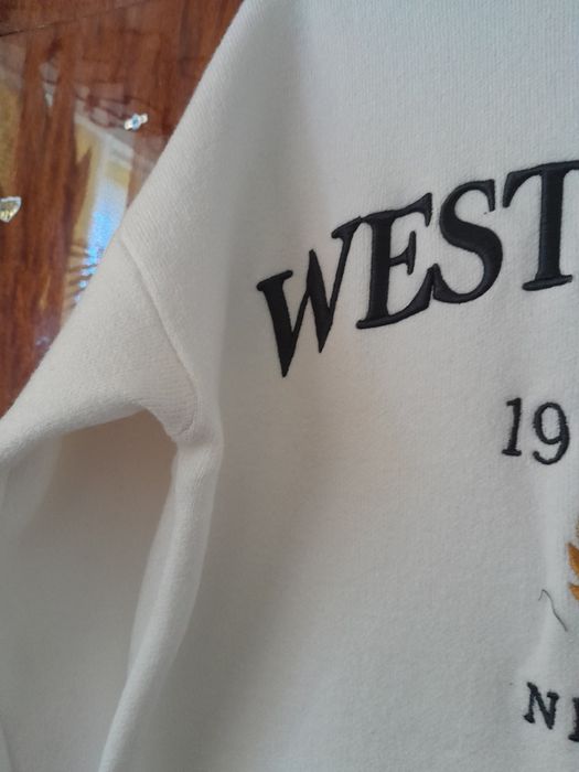 Светер білий з принтом