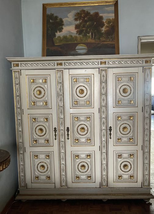 Roupeiro antigo madeira clara com pormenores dourados que faz conjunto com cama
