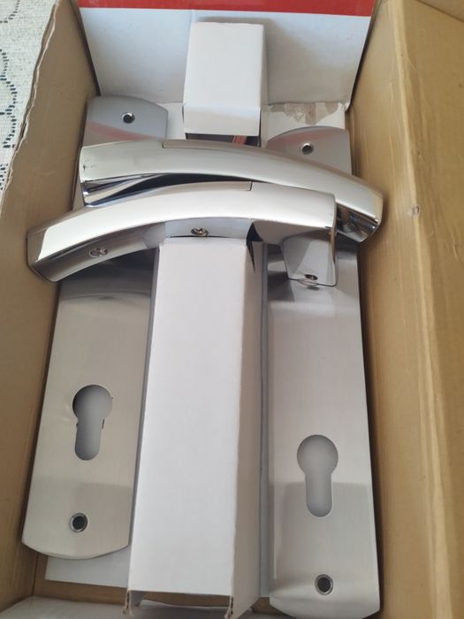 Nowa klamka do drzwi wejściowych z szyldami