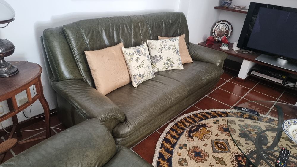 Conjunto sofás em pele verde escuro