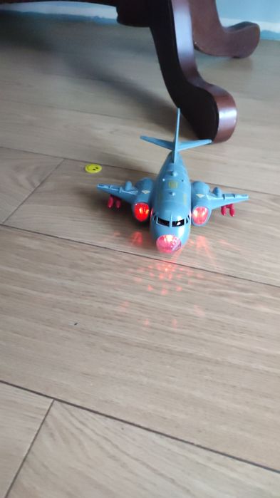 Літак, світло, звук, шасі піднімається, їздить, оминає перешкоди