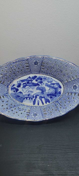 Fruteira/Centro de Mesa em Porcelana Estilo "Blue Willow" com Recortes