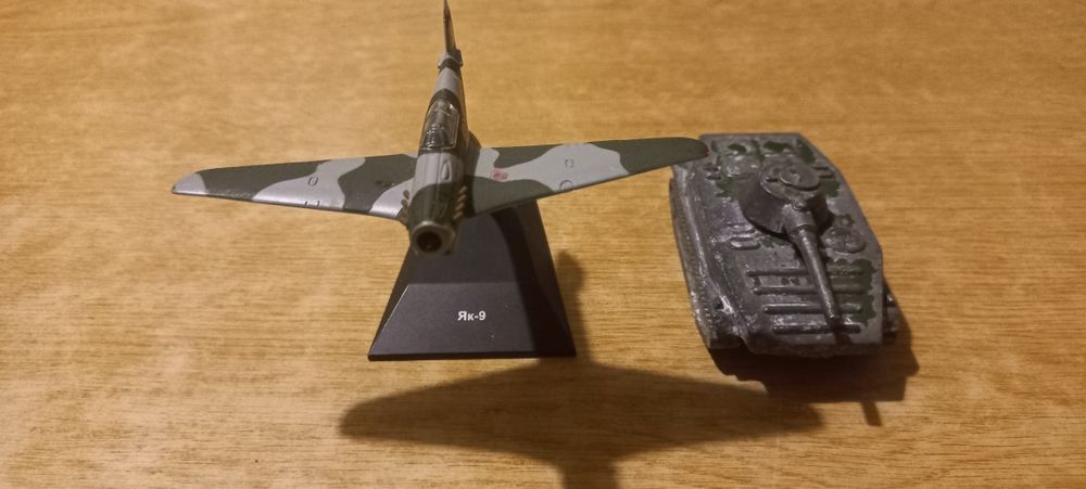 Модель БТР ВИЗ,  та винищувач ЯК-9, металеві, гарний стан.