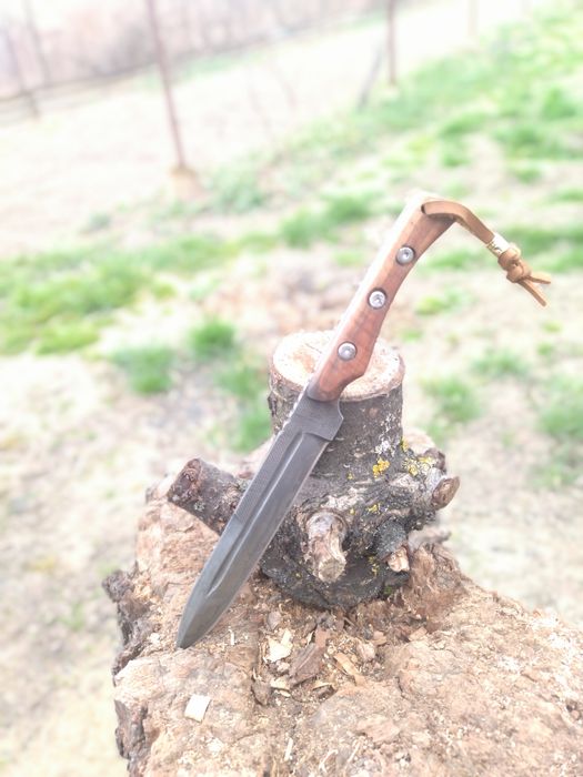 Авторский нож сувенир ручной работы — Углеродистая сталь и яблоня