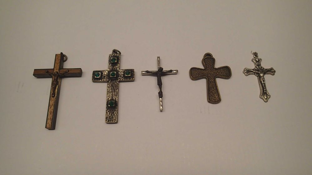 Crucifixos antigos de diversos materiais