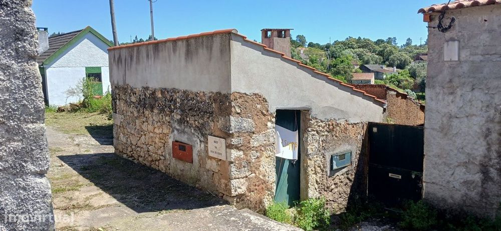 Pequena casa de arrumos em Vale do Calvo, concelho de Tomar
