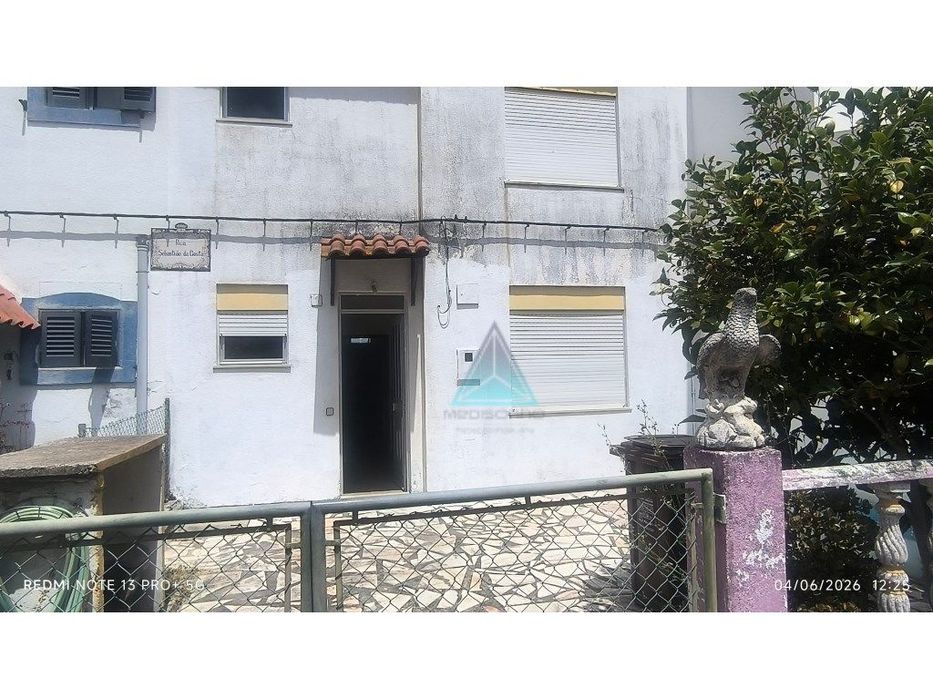 Moradia T3 com Garagem, Terraço e Logradouro em S. Simão, Azeitão