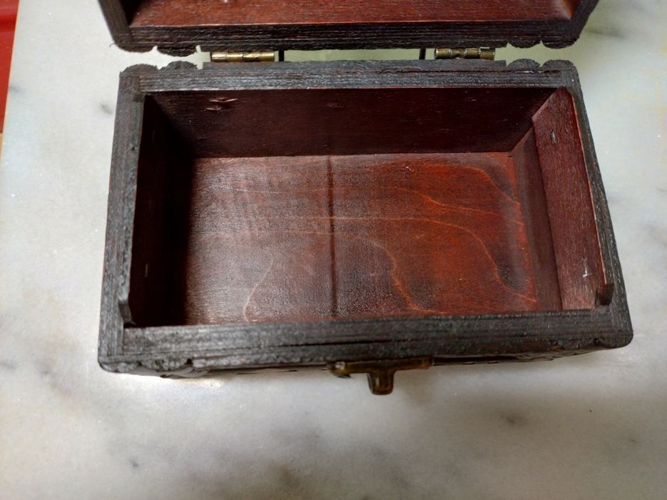 Продам шкатулку сундучок.