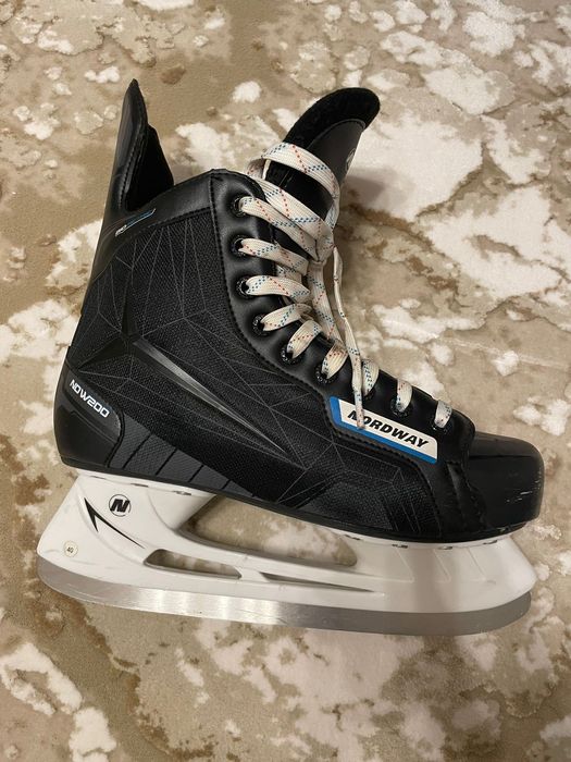 Продам чоловіче взуття для хокею.