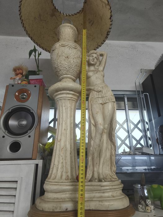 Candeeiro grande de pé com mulher