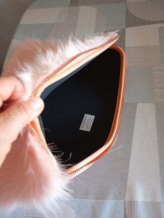 Bolsa rosa com pelo