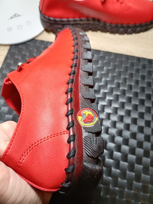 Nowe buty ze skóry ekologicznej 39