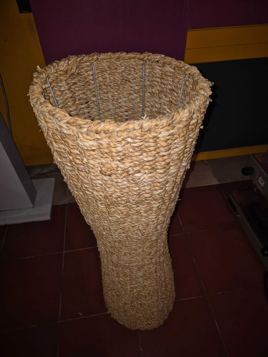Quadros e Cesto em Palha Decorativos, Candeeiro em Palha e Chapéus de Palha Novos 1 euro cada