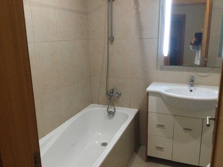 Arrenda-se apartamento T2 totalmente mobilado e equipado, localizado em frente à Universidade do Minho, na Alameda da Universidade.