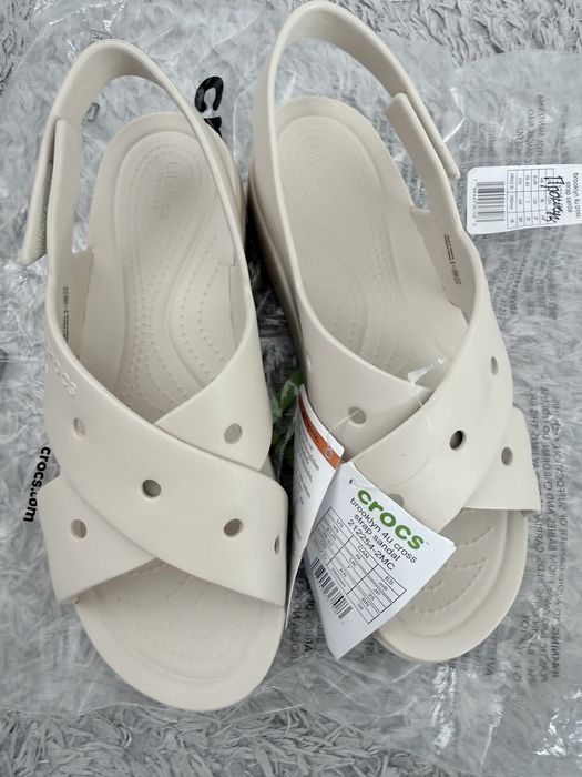 Продам нові босоніжки Crocs Brooklyn 4U Cross Strap Sandal