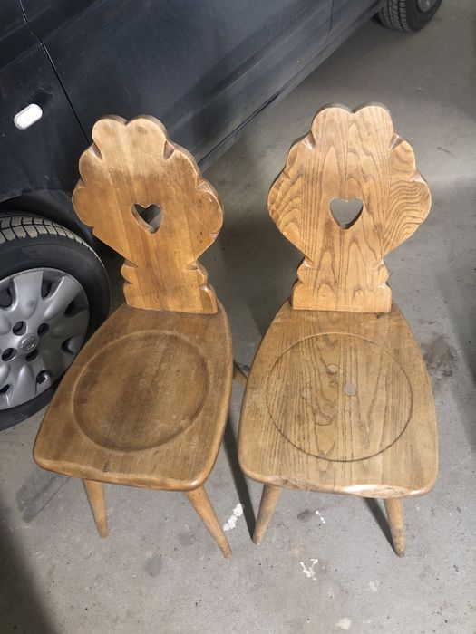 Stare krzesla góralskie.