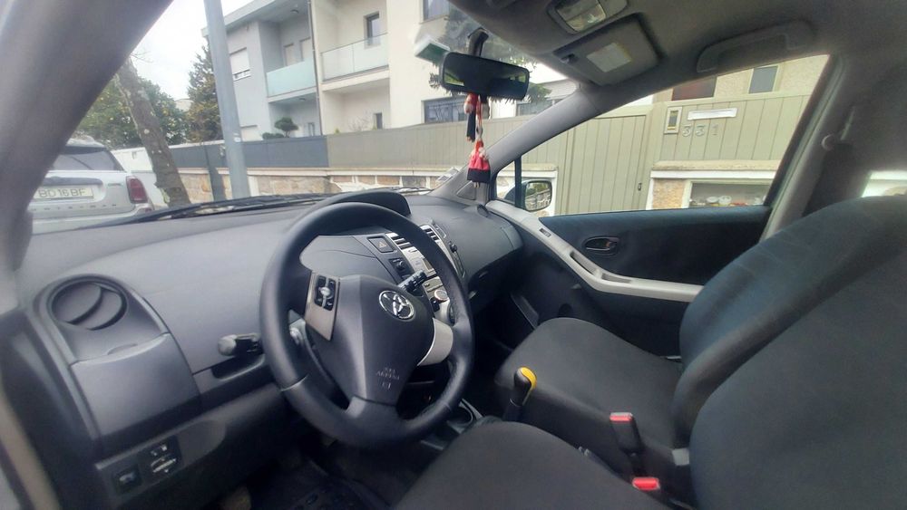 TOYOTA YARIS excelente estado