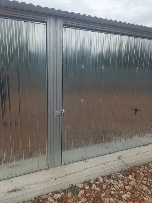 Garaż/ogrodzony teren/ brama elektryczna