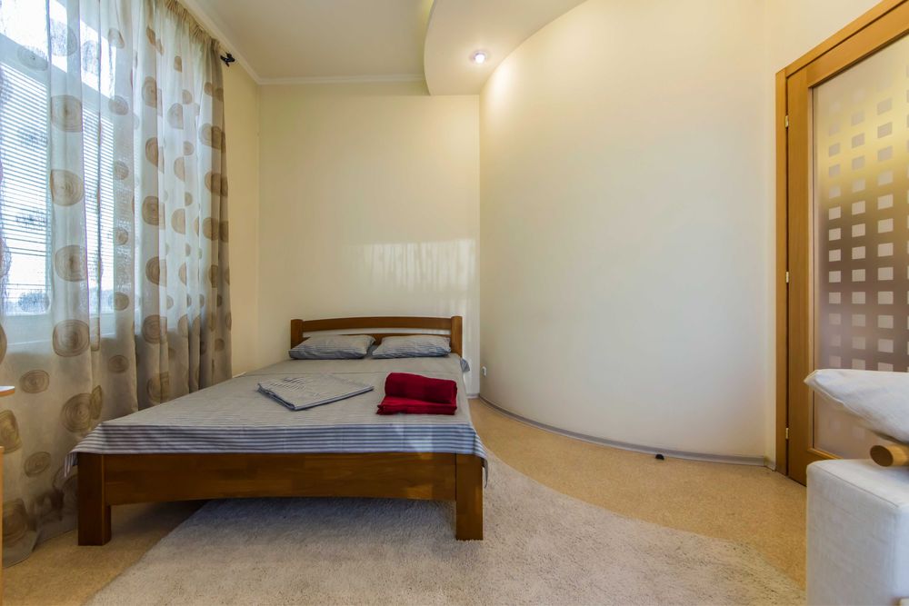 Комфортабельная 3-комнатная квартира в центре на улице Крещатик, 25