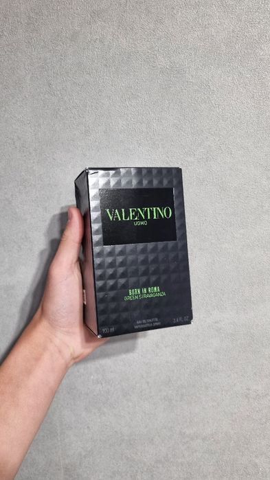 Valentino born in roma green stravaganza