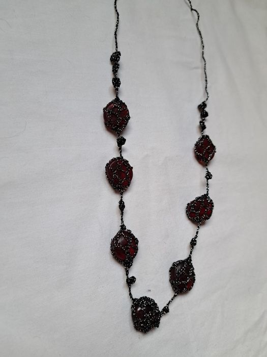 Naszyjnik handmade z kamieniami w kolorze burgundu