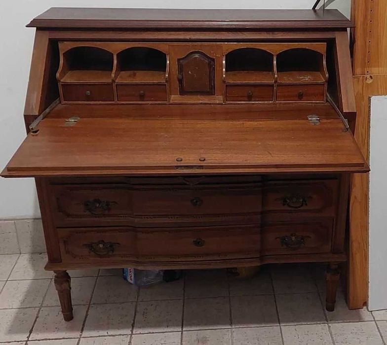Antique Desk in Good Condition64739988359810121