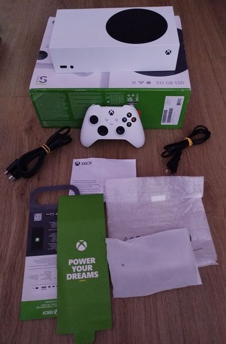 Konsola Xbox series S 512gb wraz z kontrolerem i opakowaniem.