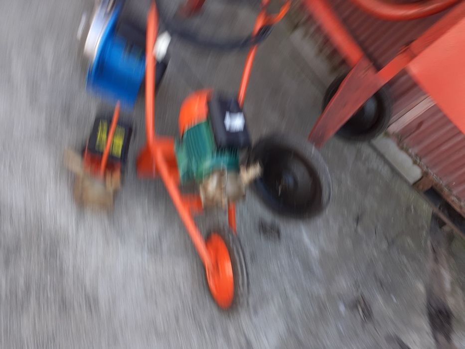 Pas de jardineiro com duas alavancas para abrir buracos na solo