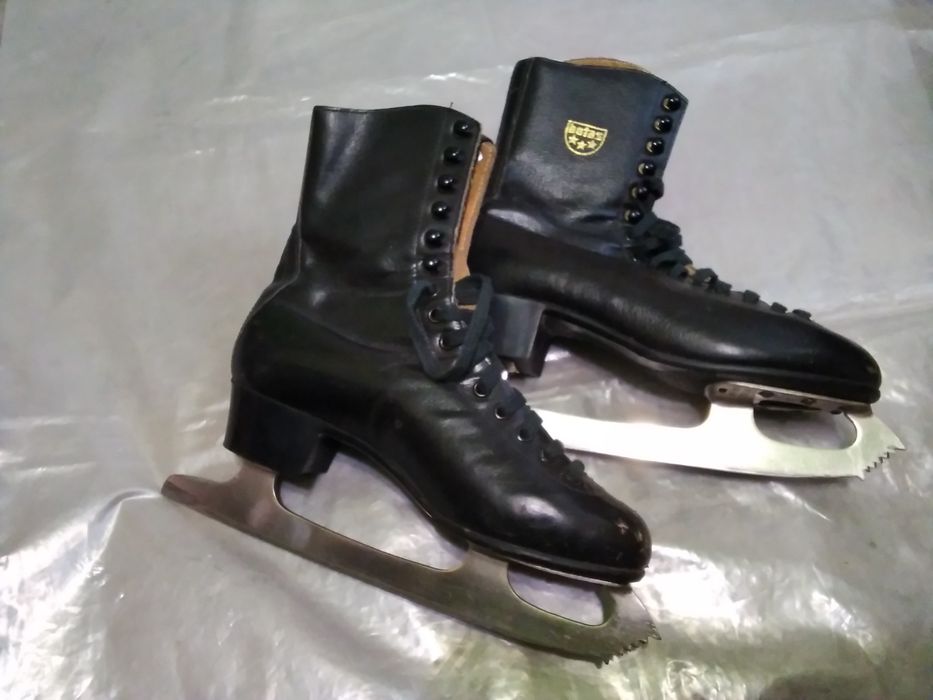 Коньки фигурные.