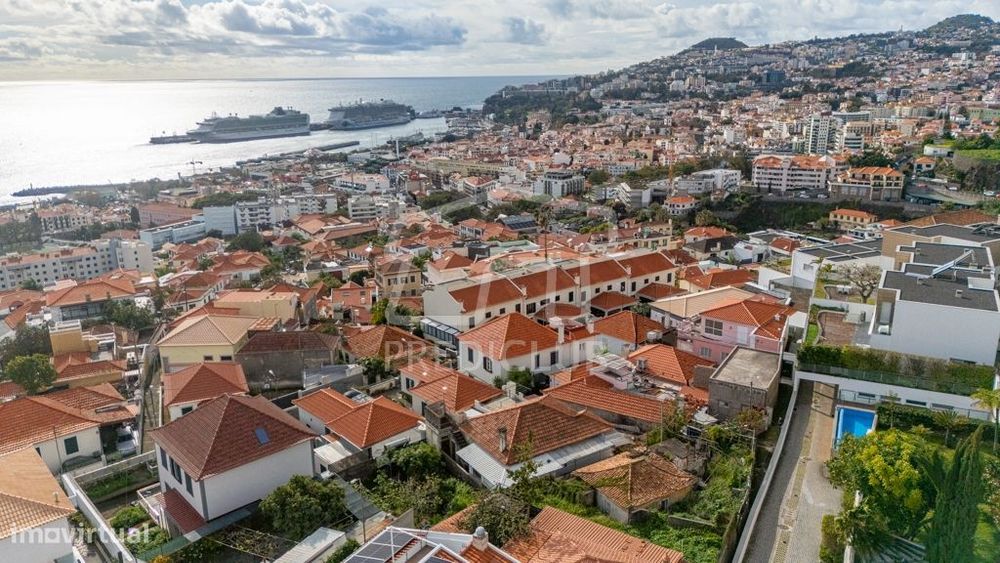 Prédio Urbano Terreo  com Projecto Aprovado - Funchal