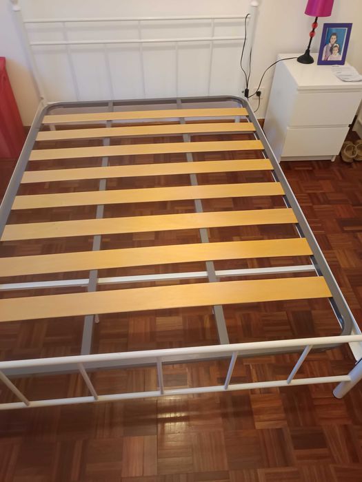 Cama casal com estrado