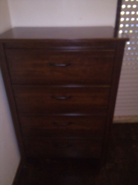 cama de solteiro e bengaleiro