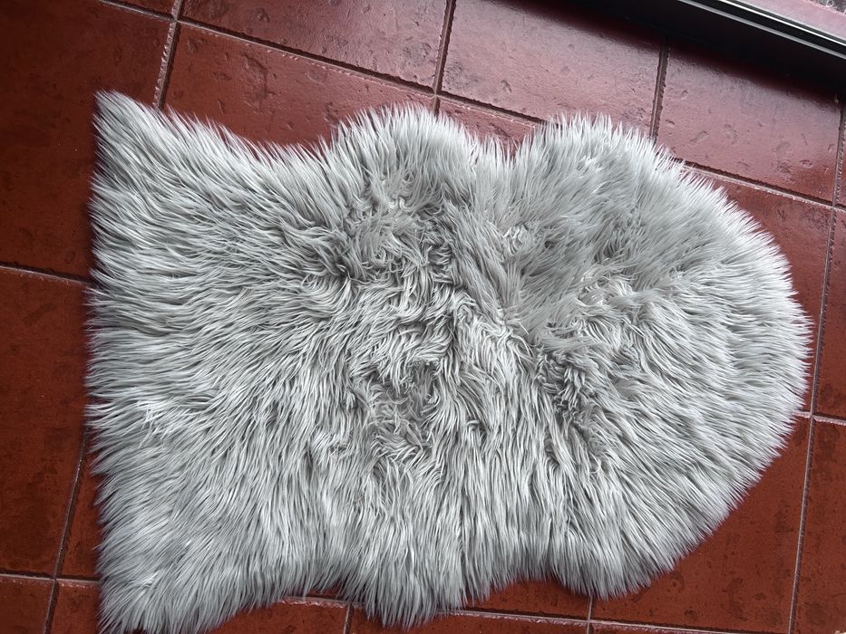 Tapetes em pêlo , cor pérola e , e cinza claro