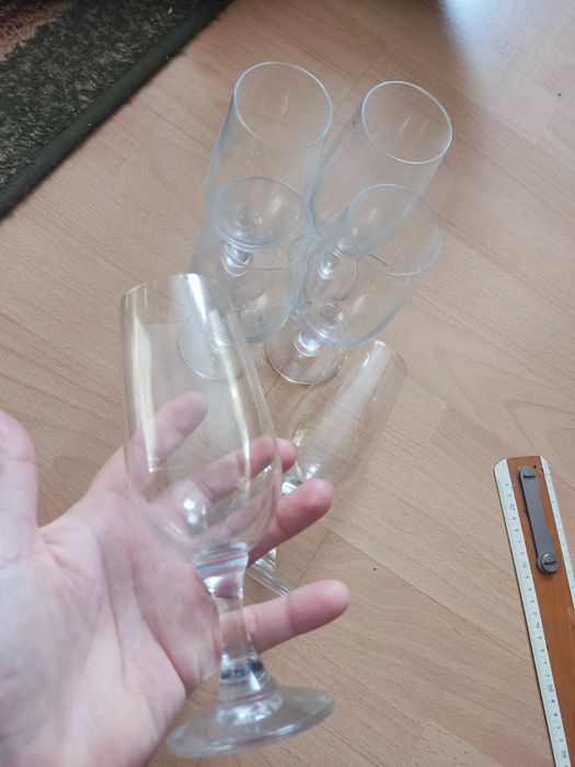 Sześć kieliszków do wina wysokie