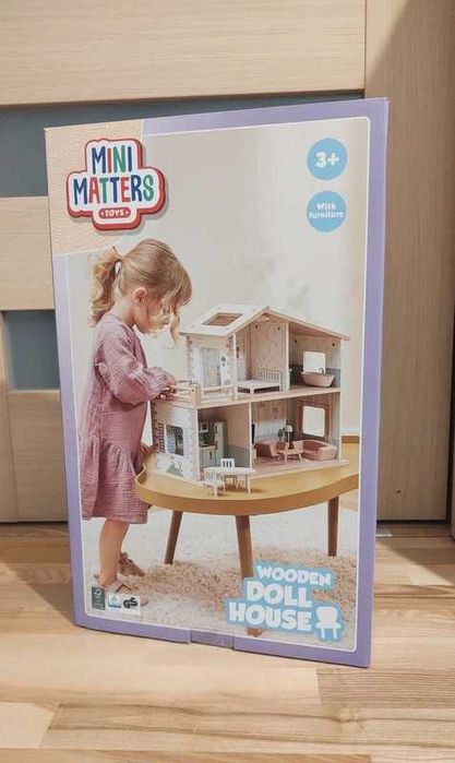 Nowy drewniany domek dla lalek – piękna, spokojna zabawa 3+